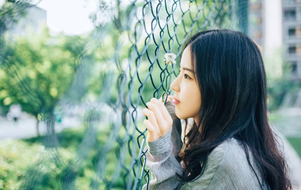 关羽闻言，看了刘备一眼，点点头道：“一切由大哥做主。”